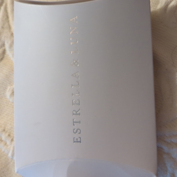 Dainty Mother of Pearl Bracelet - Picture 7 of 7